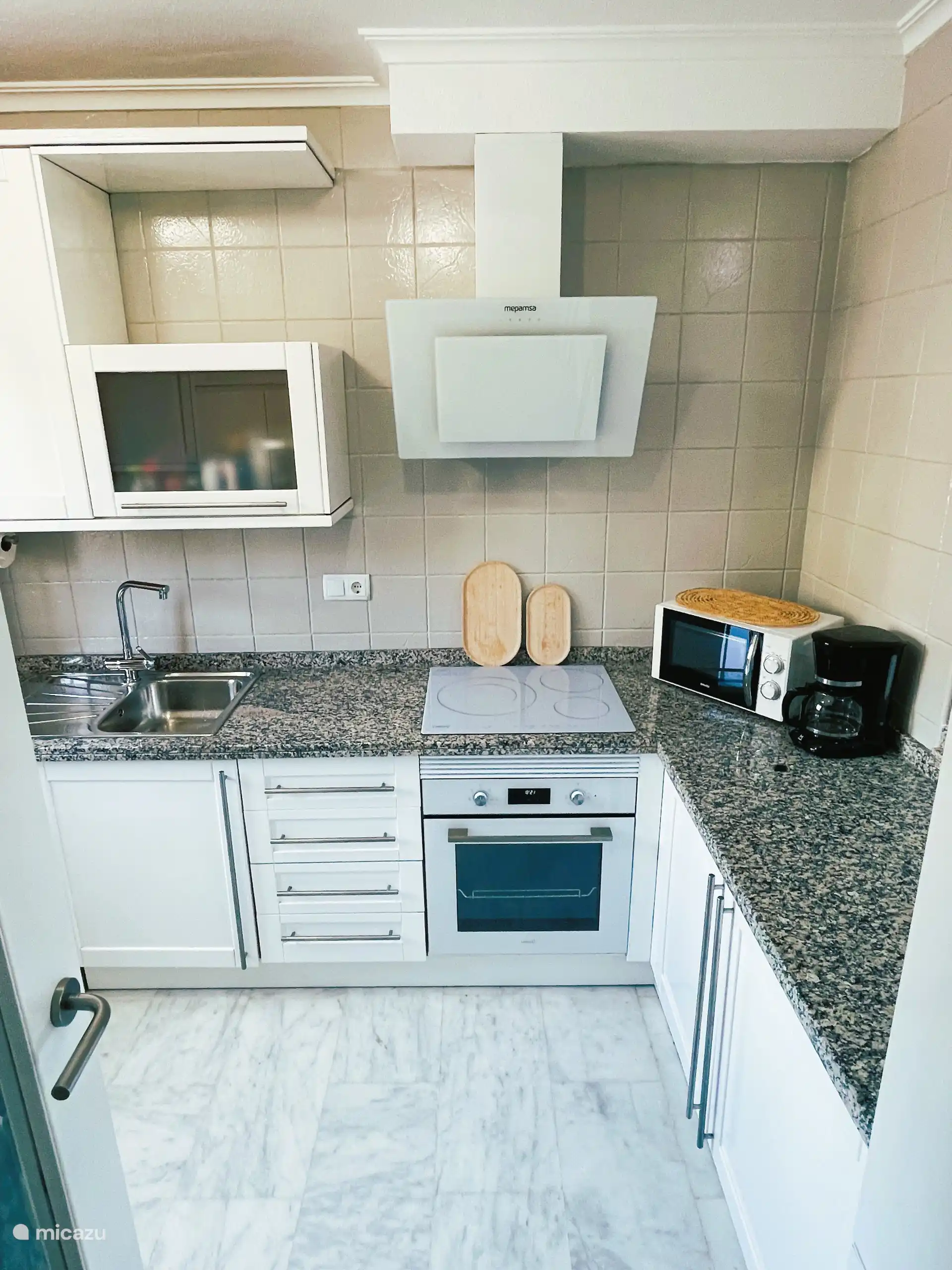 Keuken met oven, magnetron, basiskruiden en complete inrichting