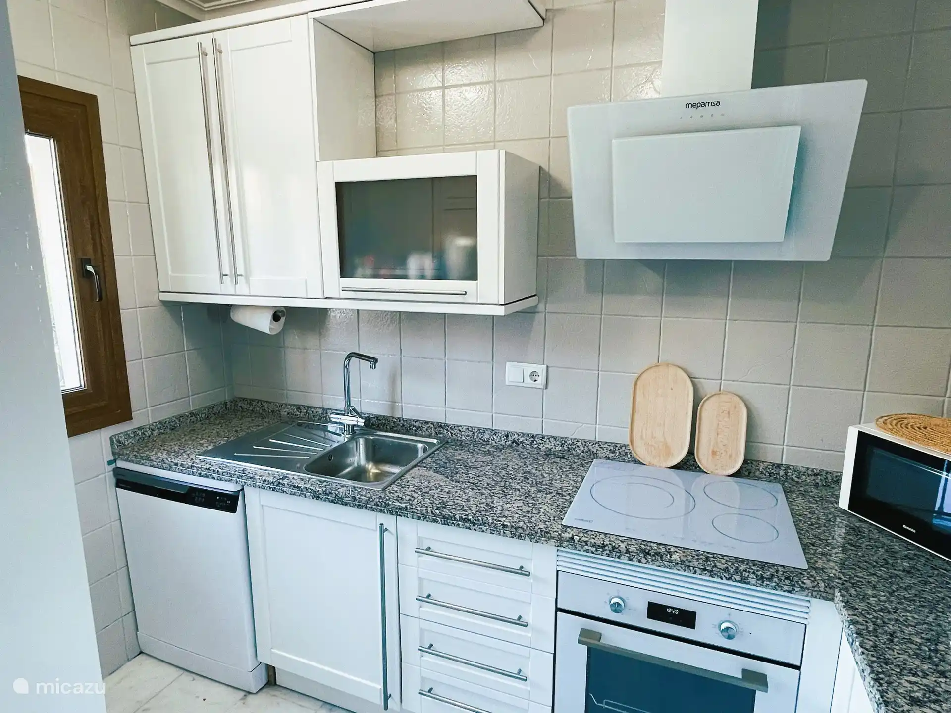 Compleet uitgeruste keuken met wasmachine (klein 5 kilo)