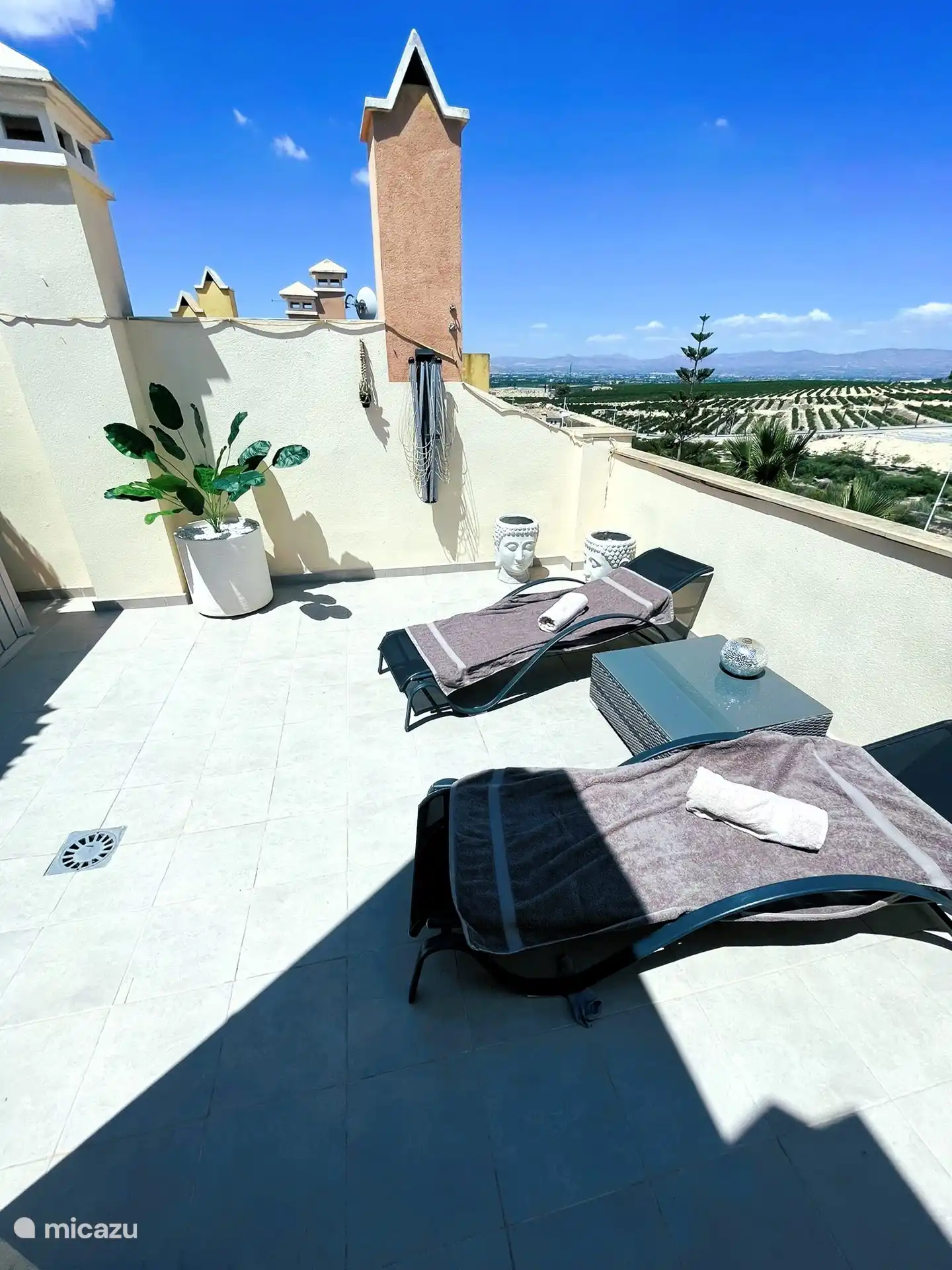 Atemberaubender Blick auf landwirtschaftliche Flächen von der Dachterrasse