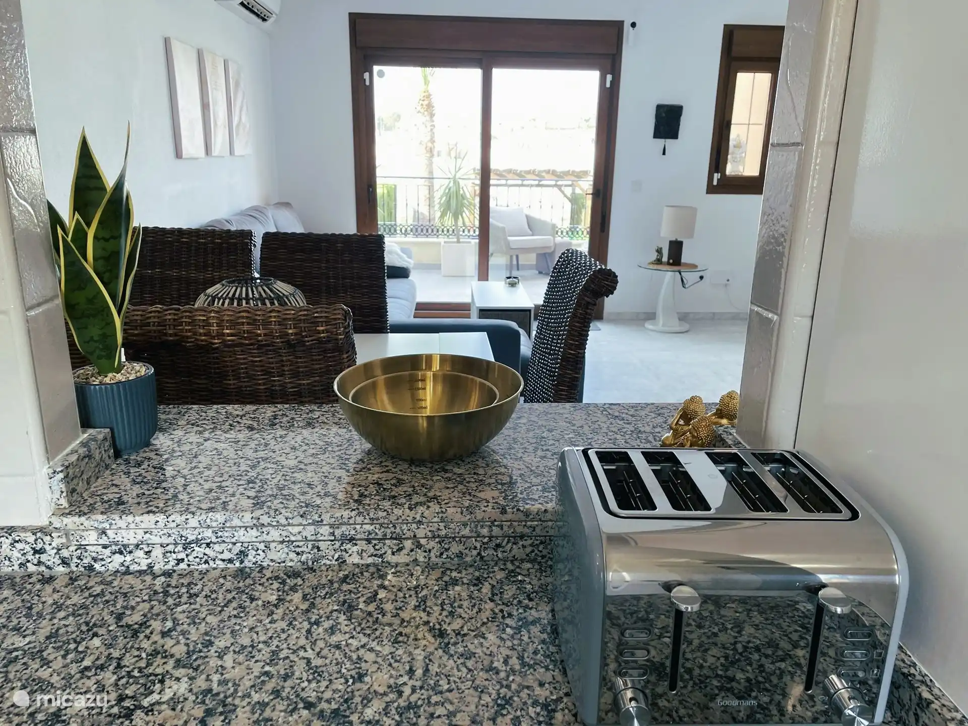 Blick auf das Wohnzimmer von der Küche aus