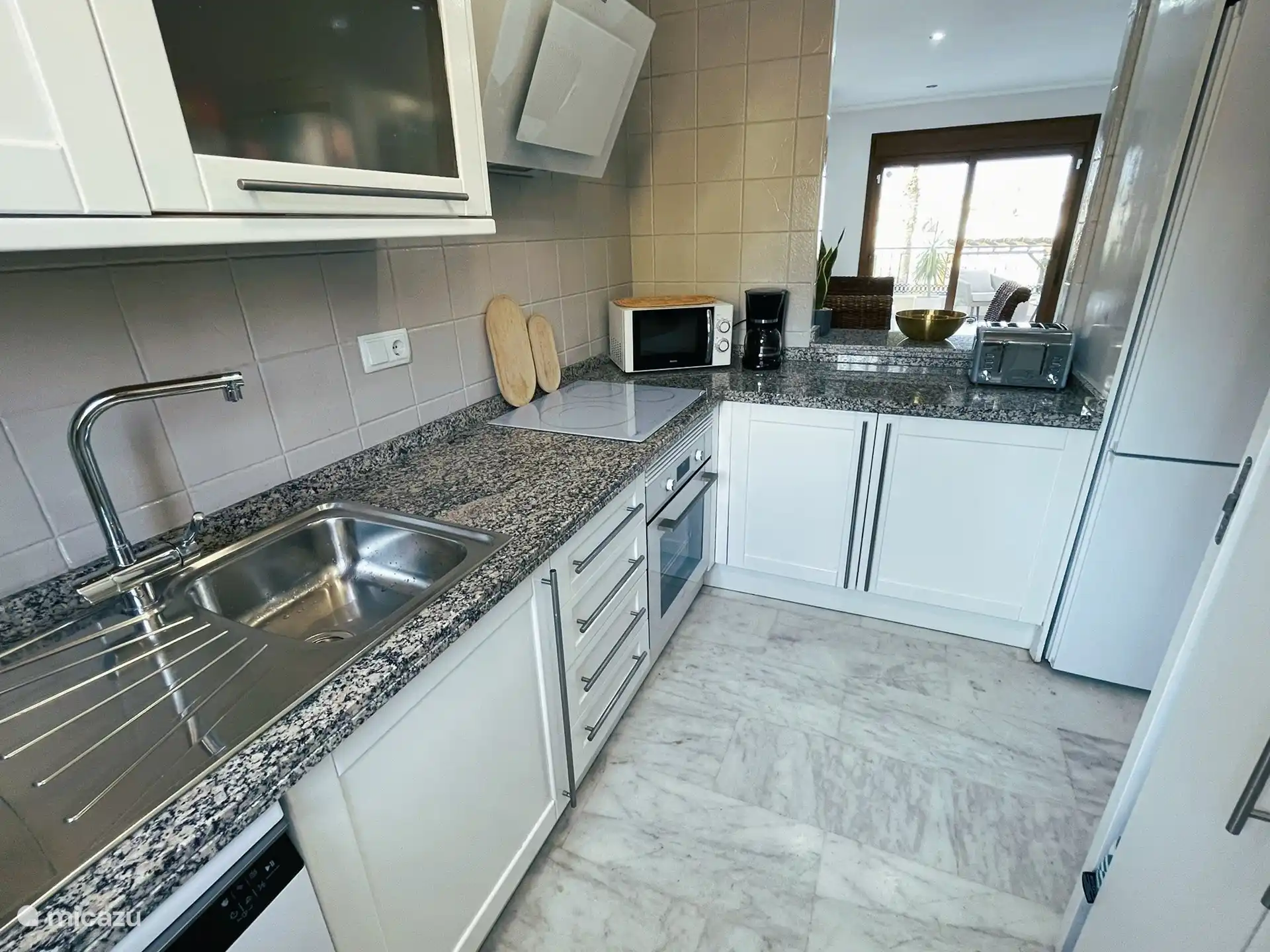 Voll ausgestattete Küche