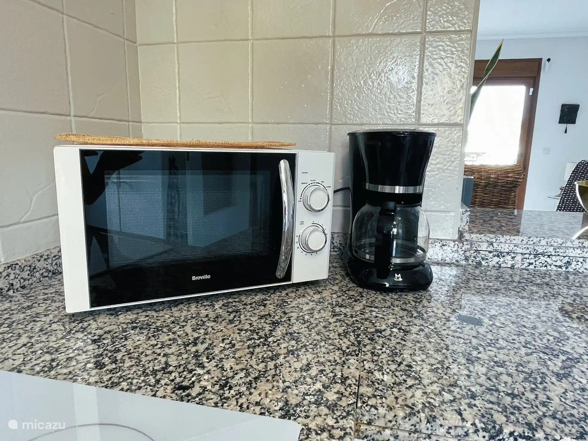 Mikrowelle und Kaffeemaschine (Filterkaffee)