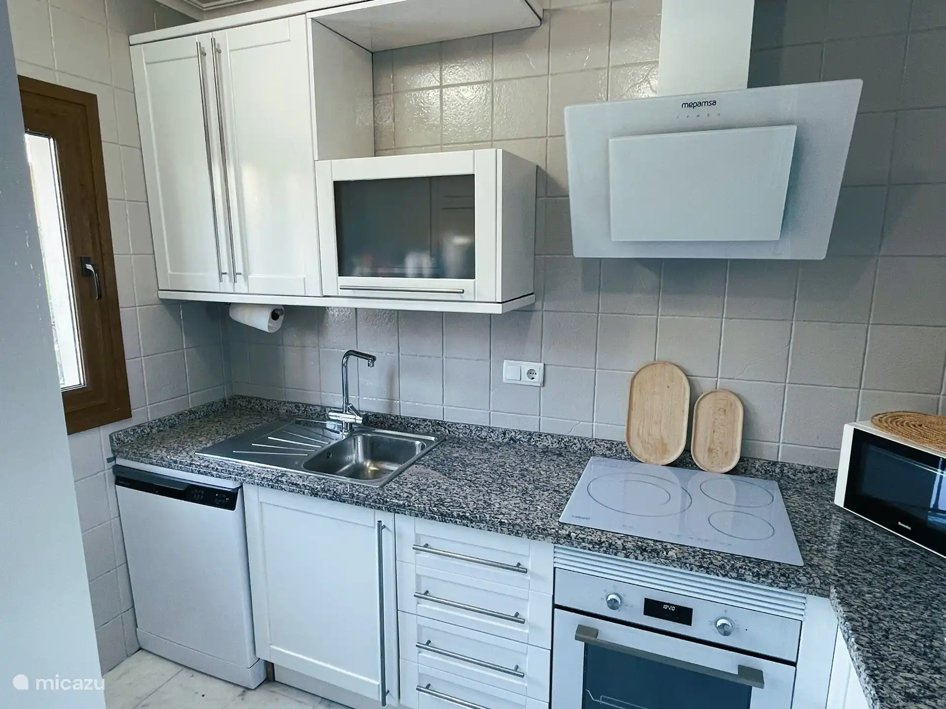 Geschirrspüler, Backofen, Toaster, Mikrowelle, Dunstabzugshaube, Induktionskochfeld 4 Flammen. Kurz gesagt, voll ausgestattet!