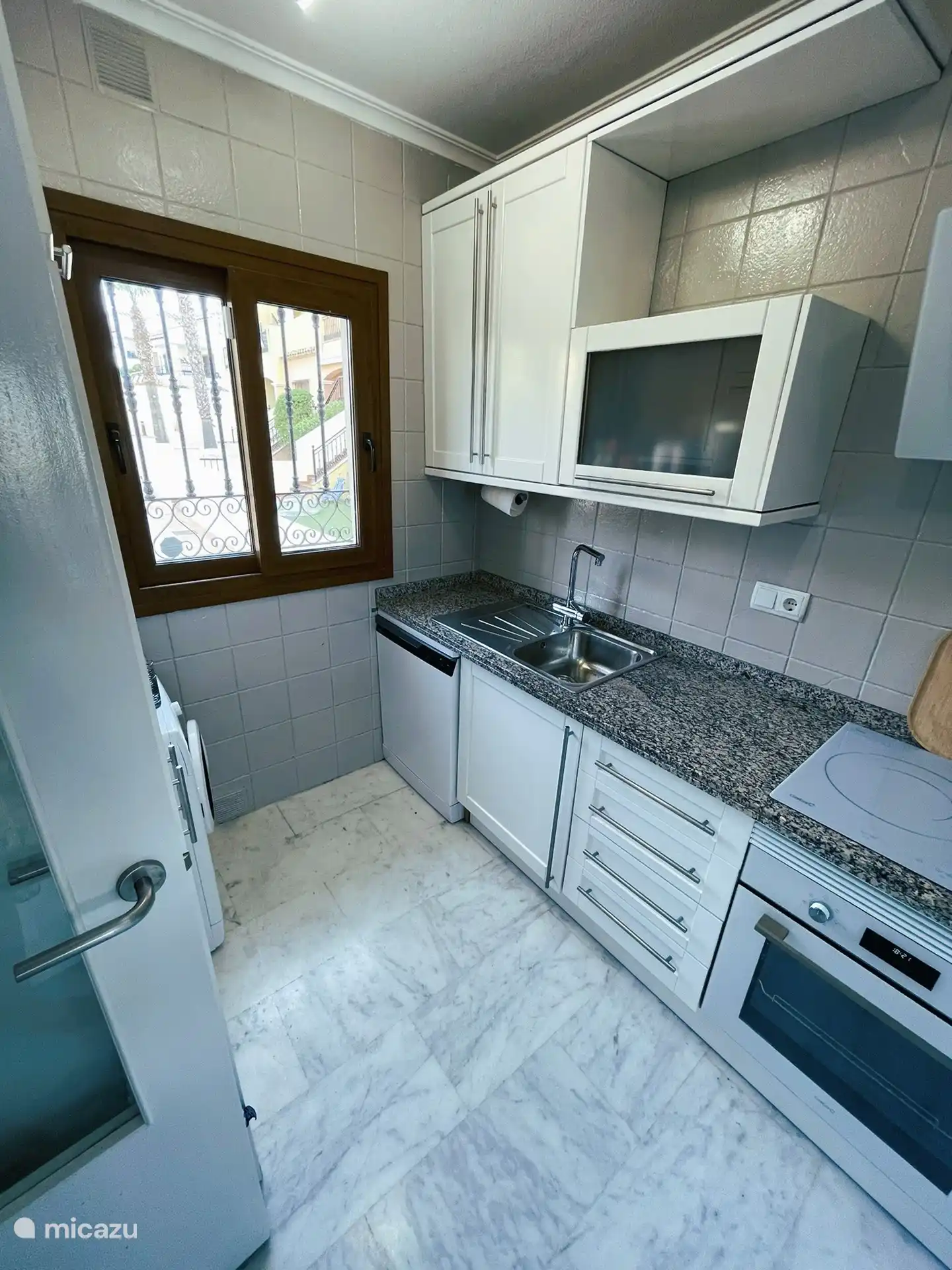 Küche mit Waschmaschine und Abfallstation