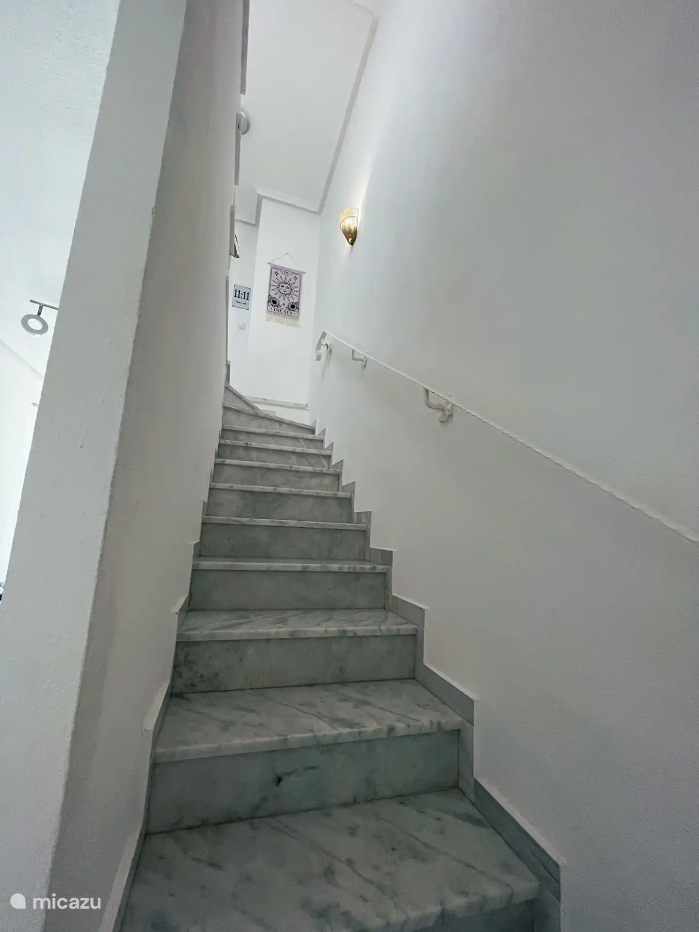 Marmortreppen und -böden im ganzen Haus