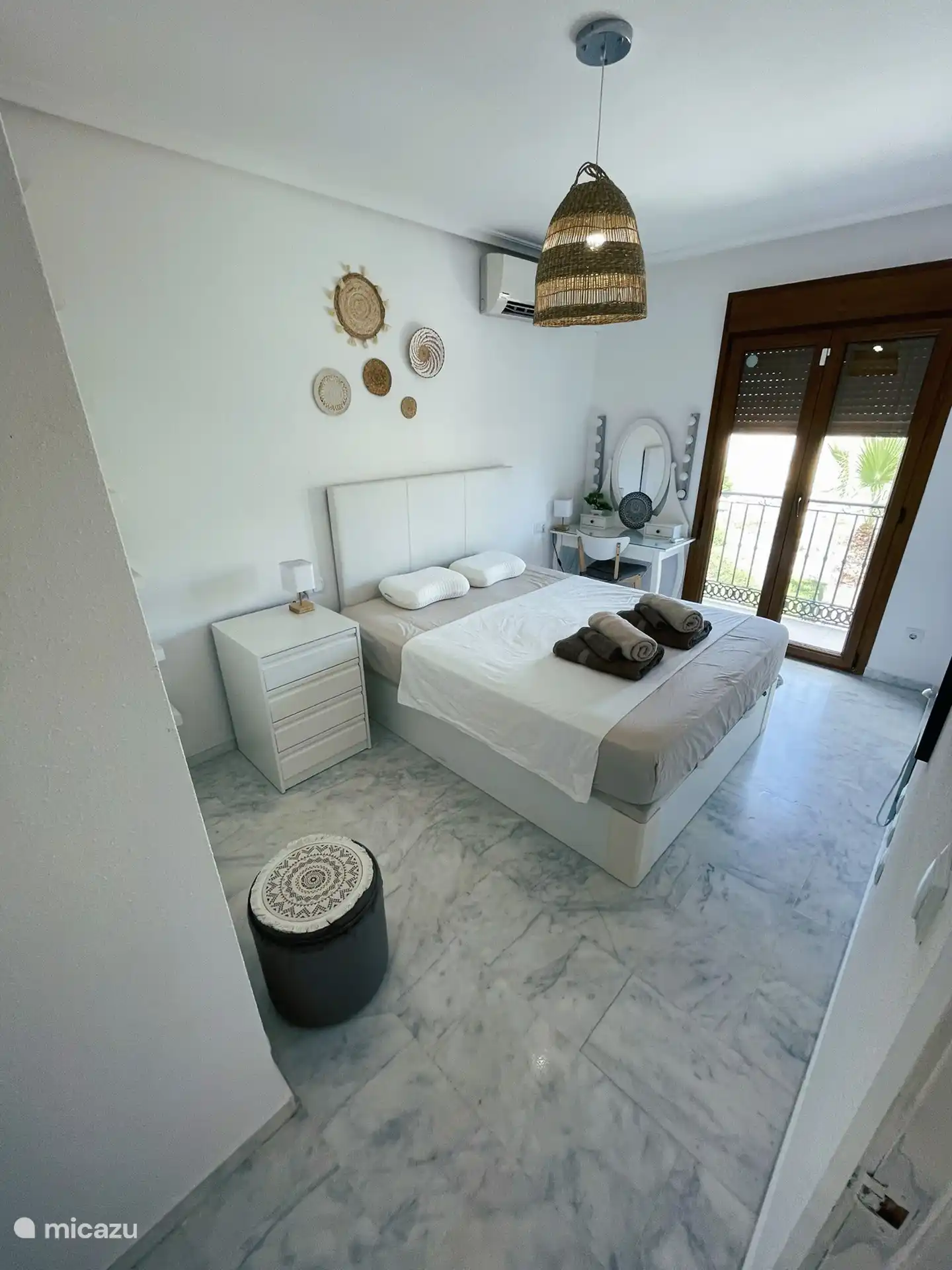 Hauptschlafzimmer mit Einbauschränken und Doppelbett (150x200)