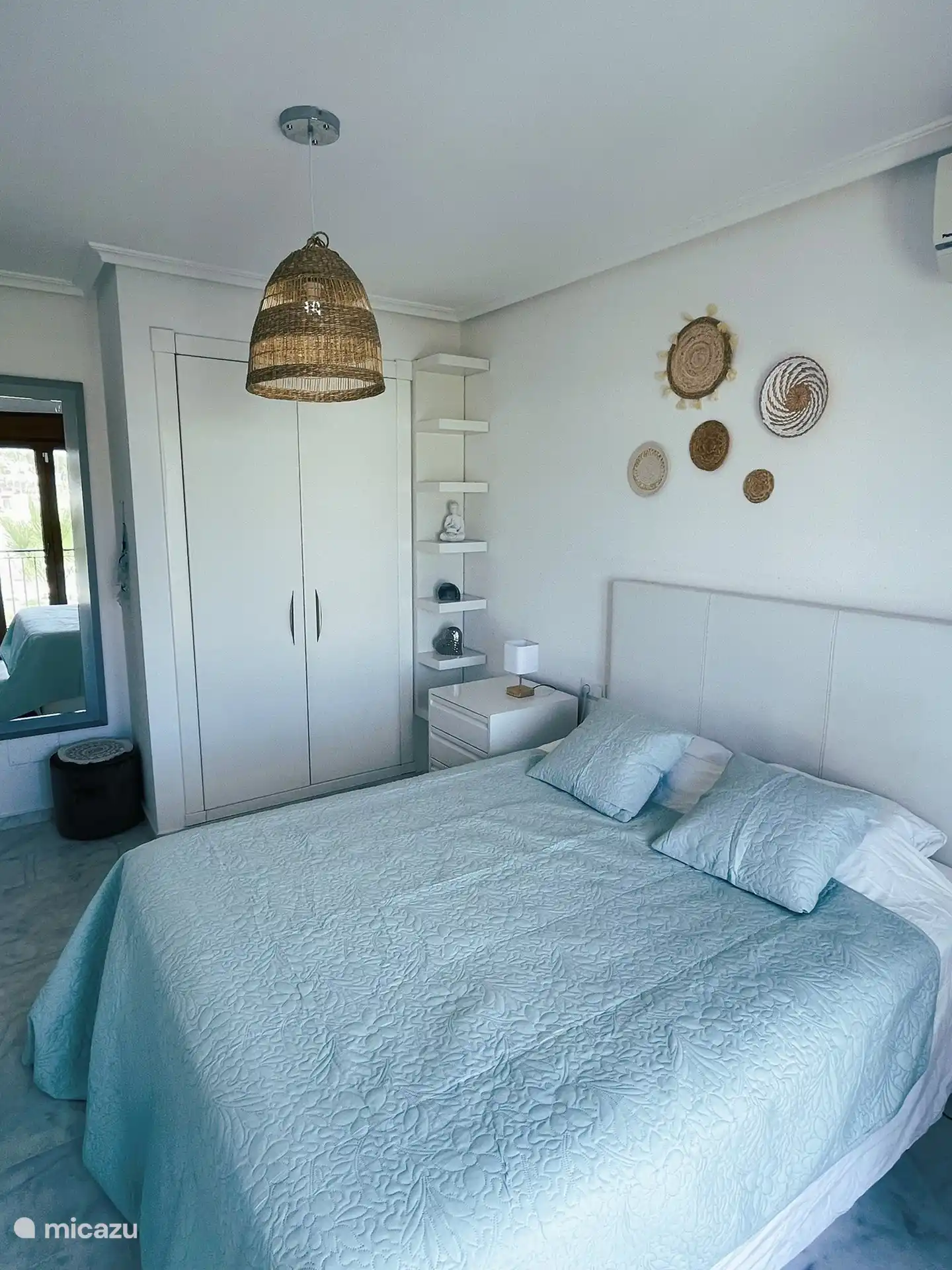 Großes Schlafzimmer mit Spiegel und Stauraum