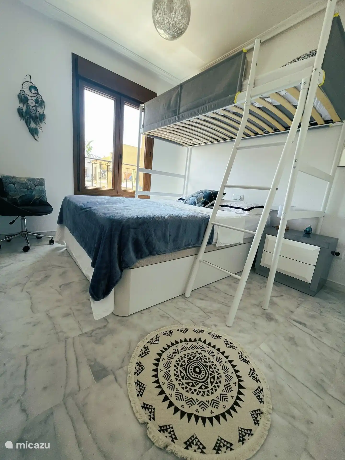 Schlafzimmer 2 mit Doppelbett (150x200) und einem Etagenbett