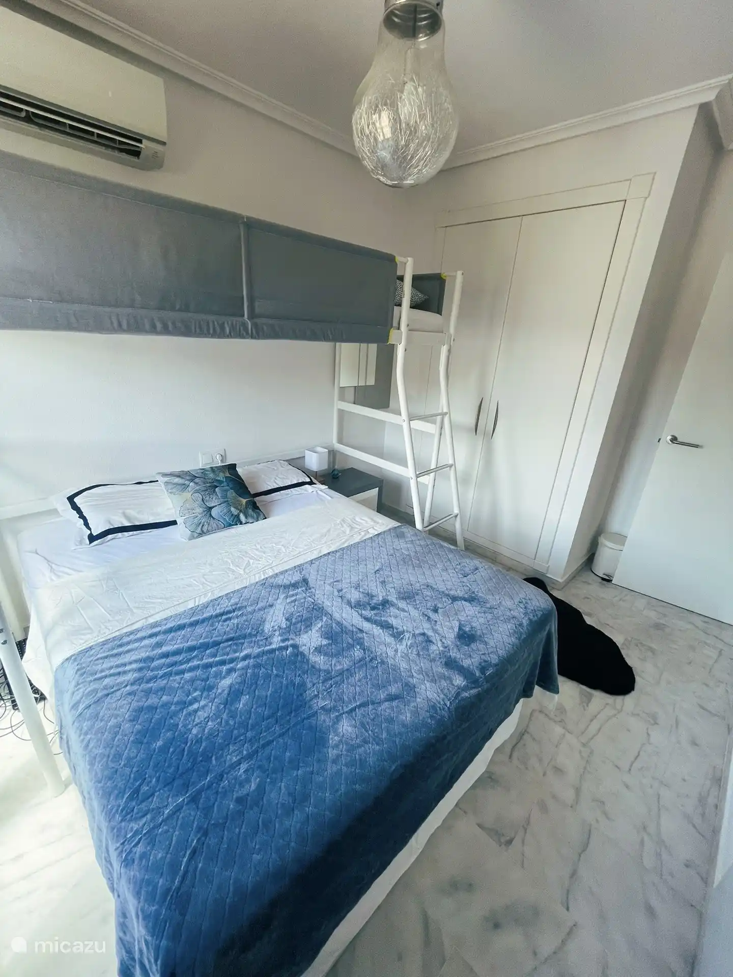 Dreibettzimmer mit Einbauschränken