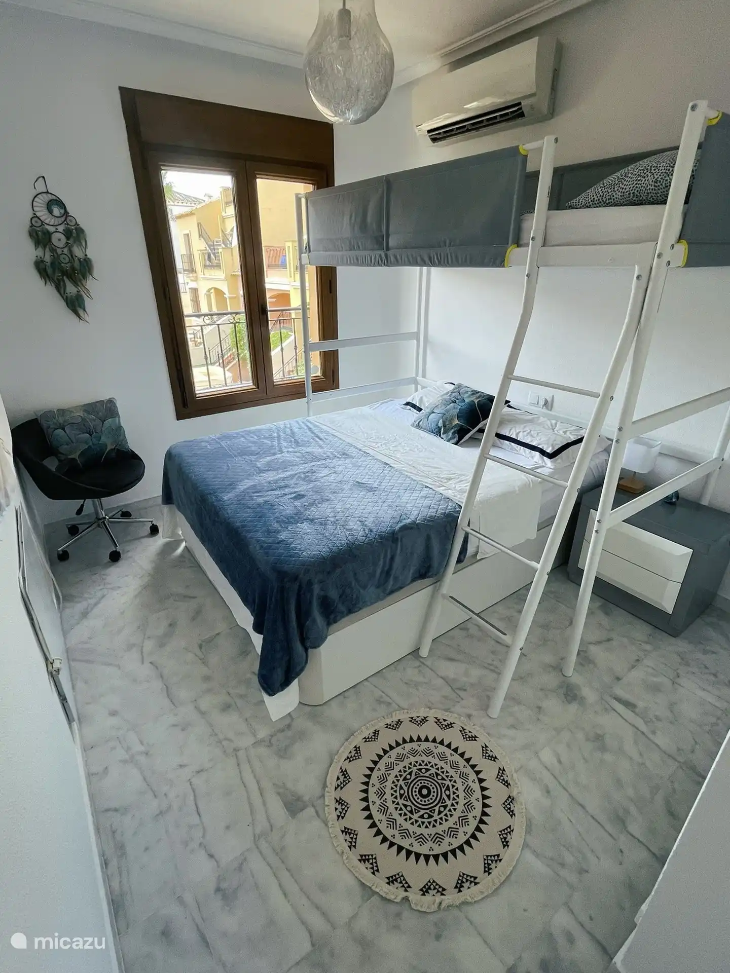 Dreibettzimmer mit Einbauschränken