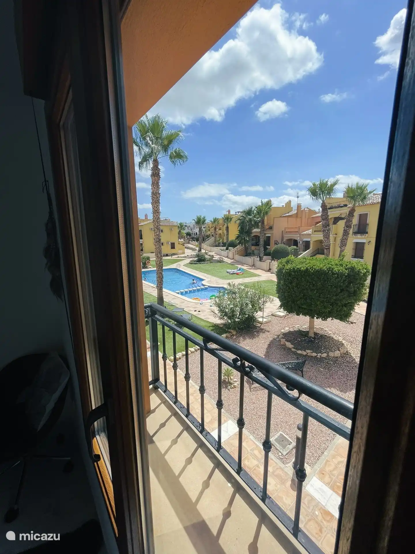 Blick vom 2. Schlafzimmer auf den Pool