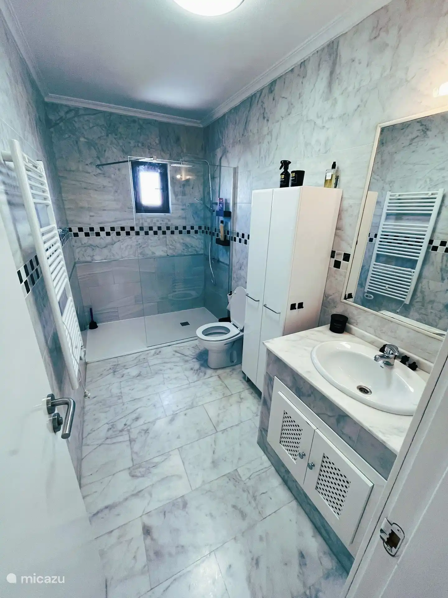 Geräumiges Badezimmer mit begehbarer (Regen-)Dusche, Waschbecken, Stauraum, Heizung und WC