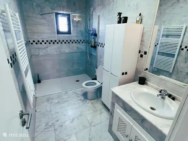Casa Karma huren in Spanje, Costa Blanca, Algorfa - finca Ruime badkamer met inloop (regen) douche, wastafel, opbergruimte, verwarming en toilet