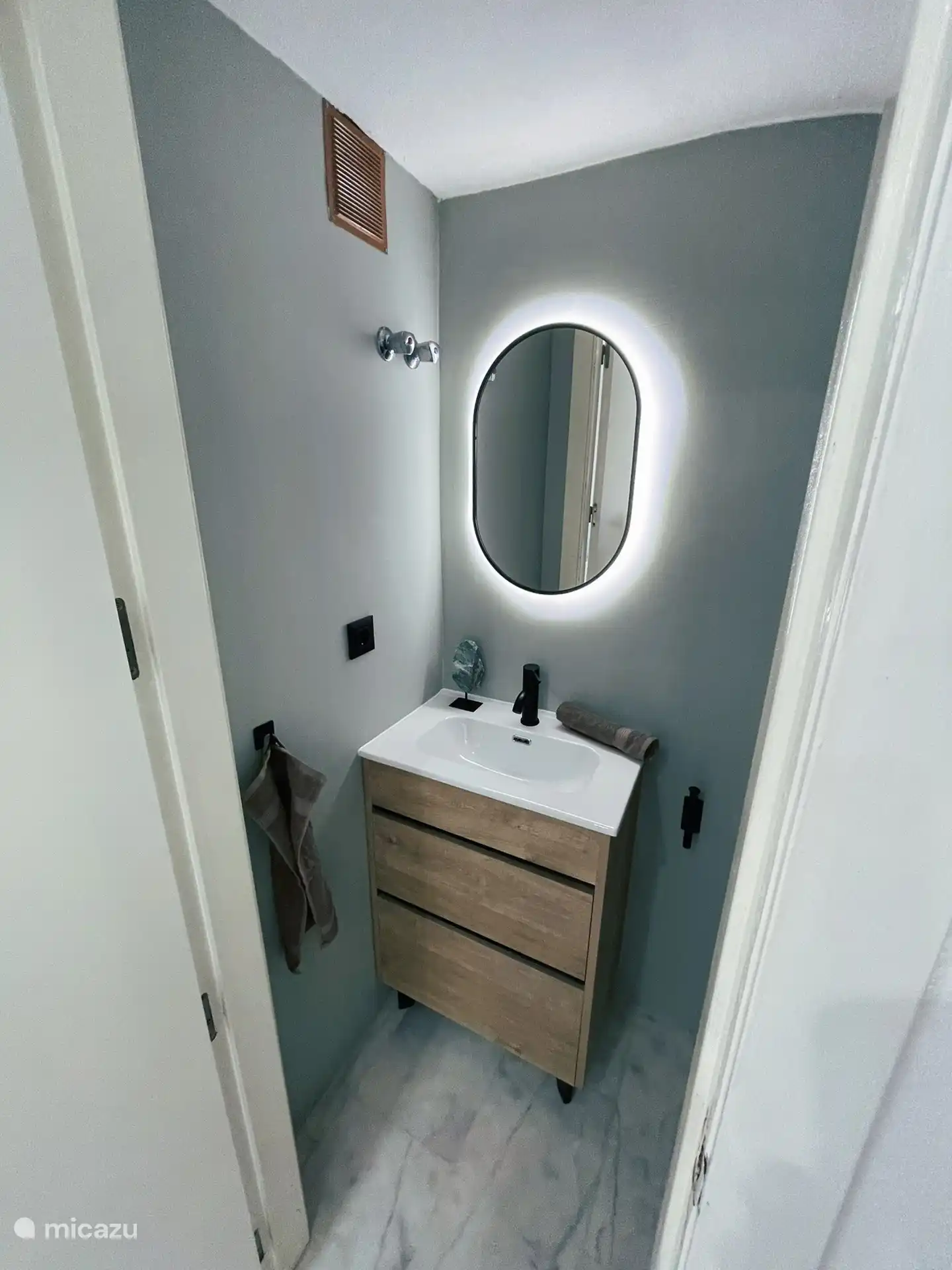 Waschbecken in der extra Toilette im Erdgeschoss