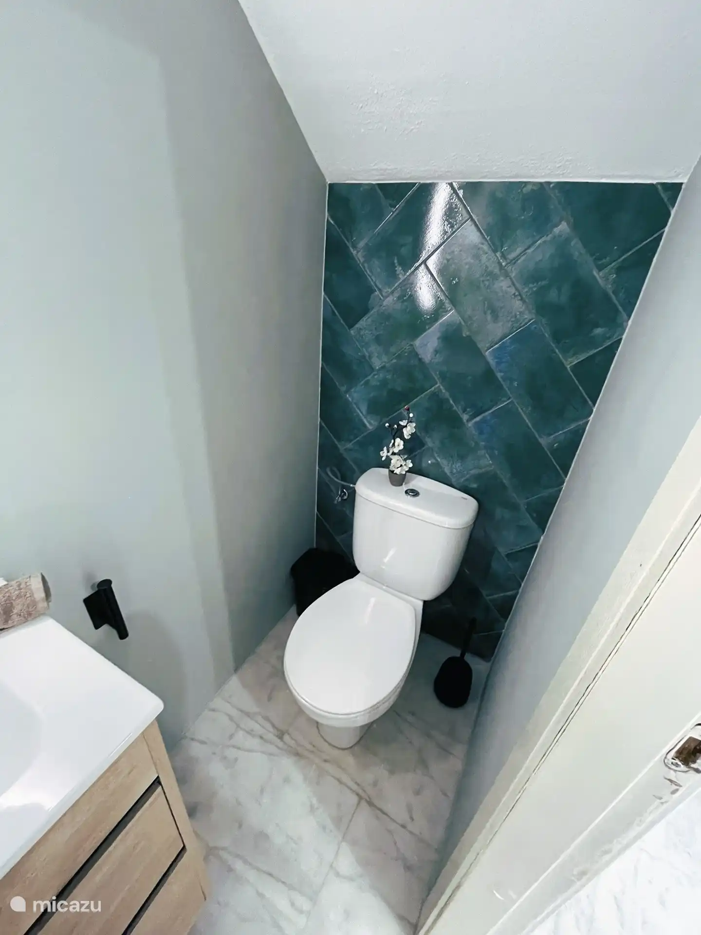 Extra WC im Erdgeschoss mit LED-Spiegel und Waschbecken