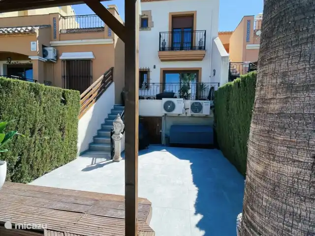 Casa Karma huren in Spanje, Costa Blanca, Algorfa - finca Vanaf de pergola het zicht op de achtergevel en het terras aan de woonkamer