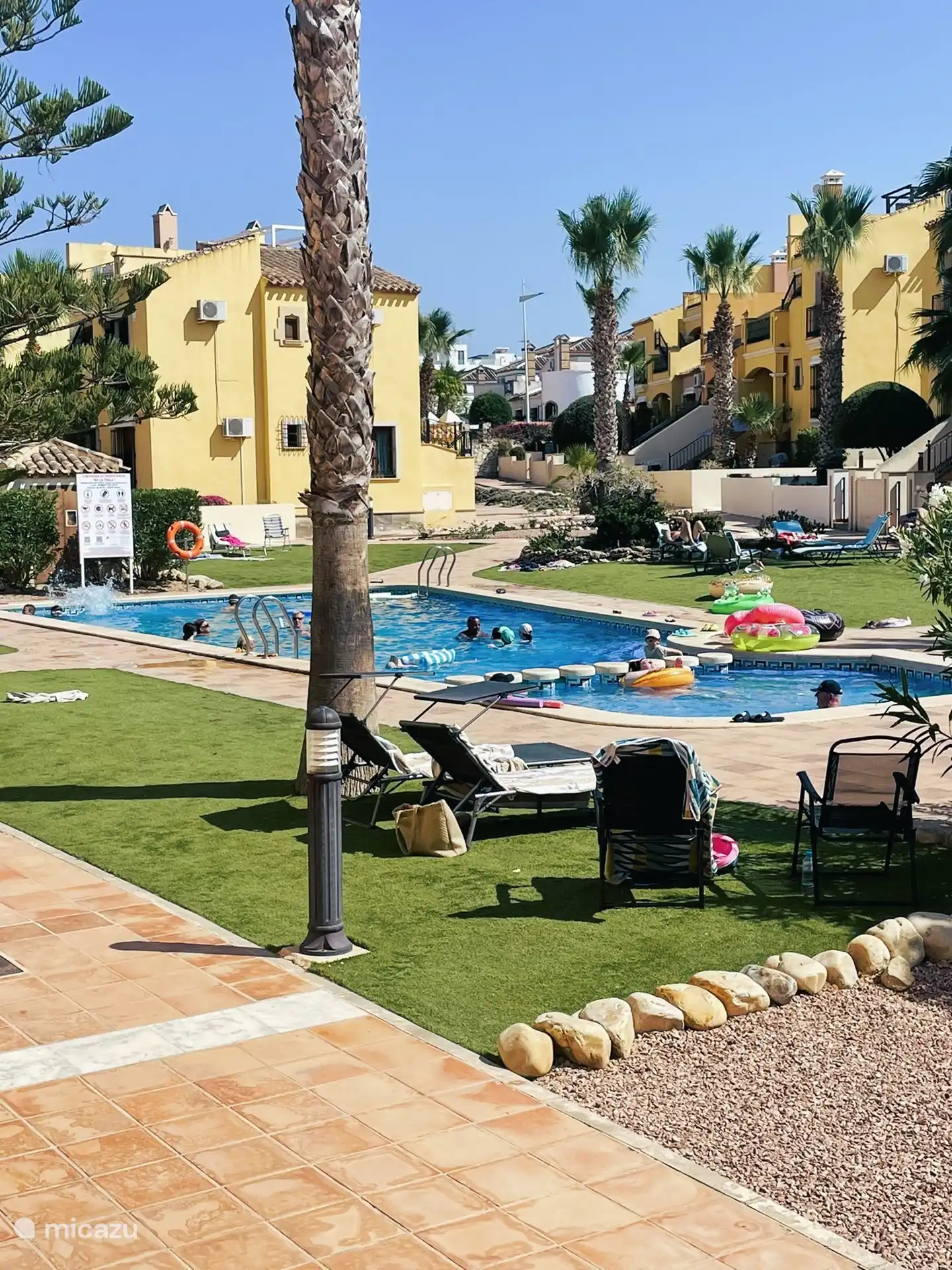 Das Gemeinschaftsschwimmbad in der Hochsaison. Außerhalb der Saison gibt es kaum jemanden