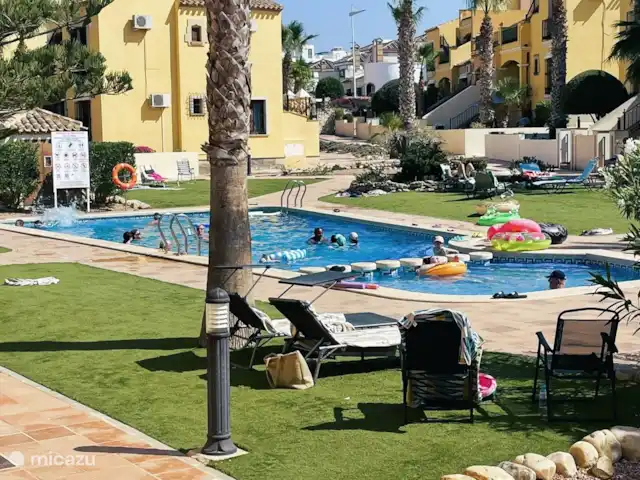 Casa Karma huren in Spanje, Costa Blanca, Algorfa - finca Het gemeenschappelijke zwembad in het hoogseizoen. Buiten het seizoen is er bijna niemand