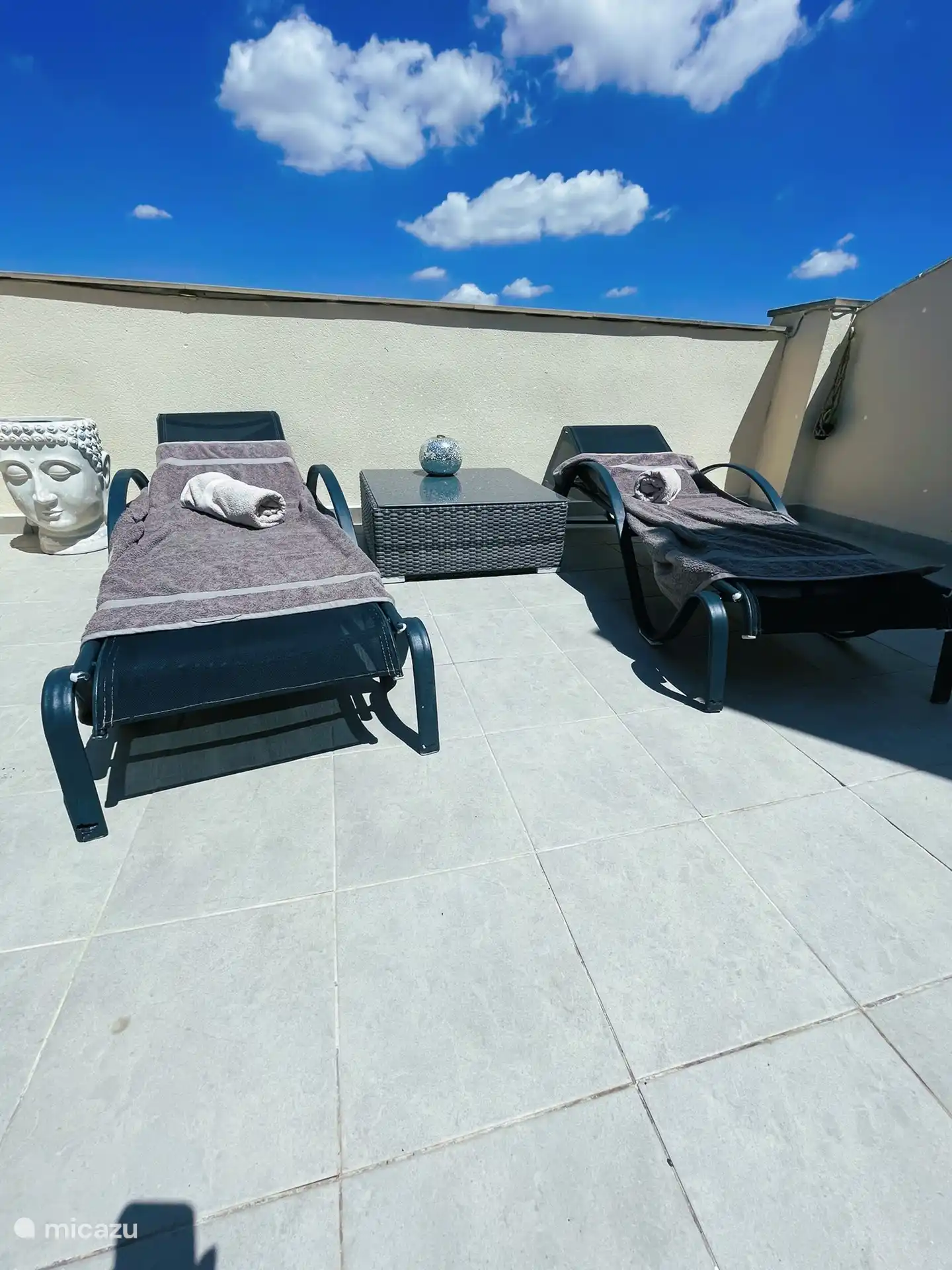 Liegestühle auf der Dachterrasse