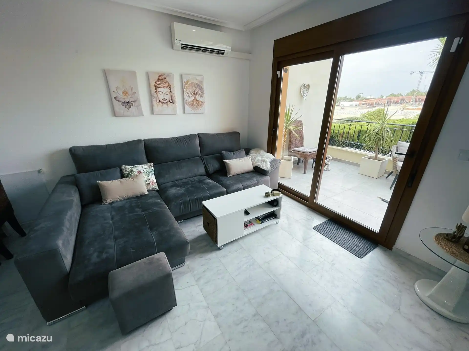 Großes Lounge-Sofa im Wohnzimmer