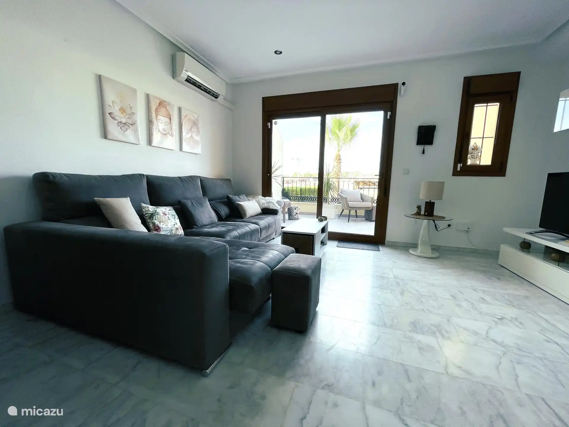 Geräumiges Wohnzimmer mit Lounge-Sofa und zwei Hockern