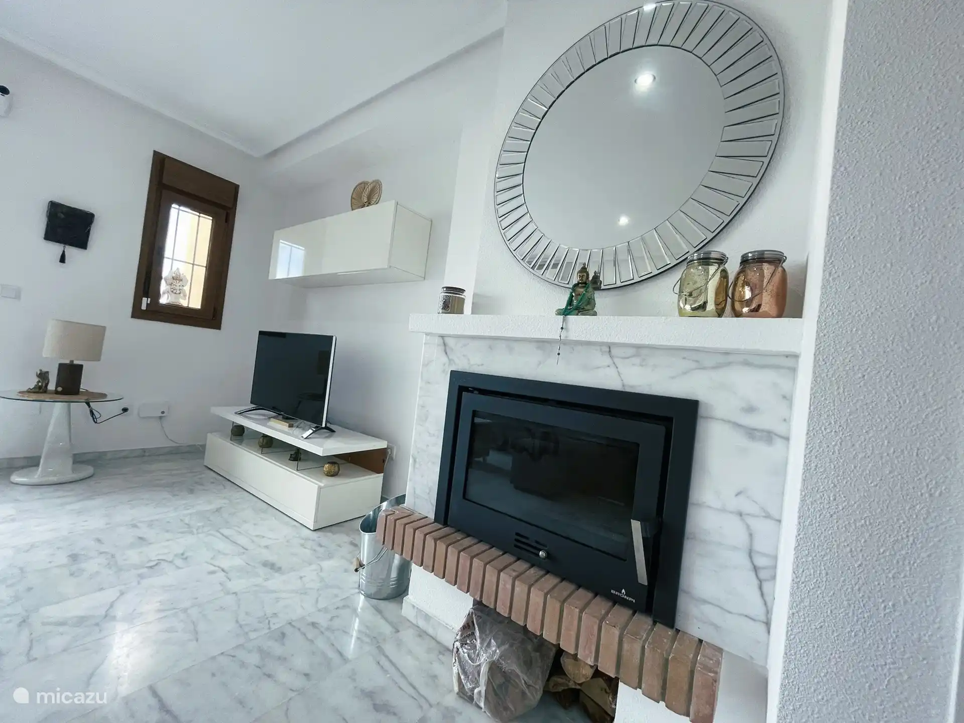 Wohnzimmer mit offenem Haar und Smart-TV