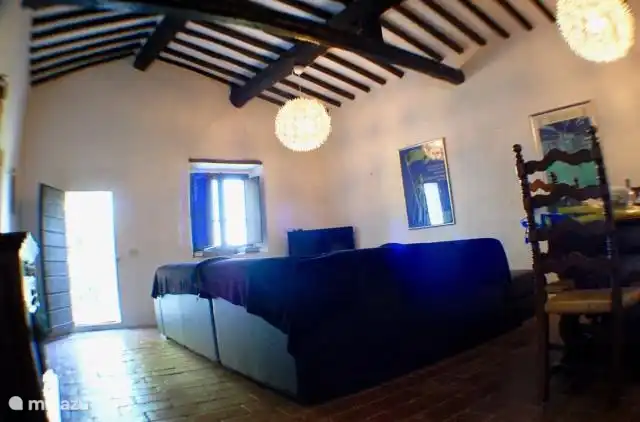 Vom Wohnzimmer aus gelangt man auf den großen Balkon mit Blick auf das Tal