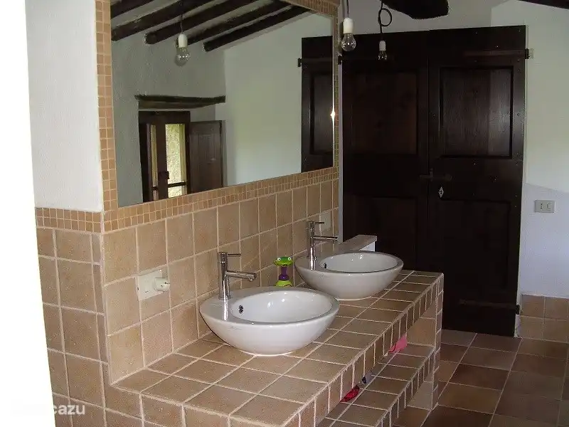 Das Badezimmer verfügt über ein Doppelwaschbecken und einen Berde-Spiegel