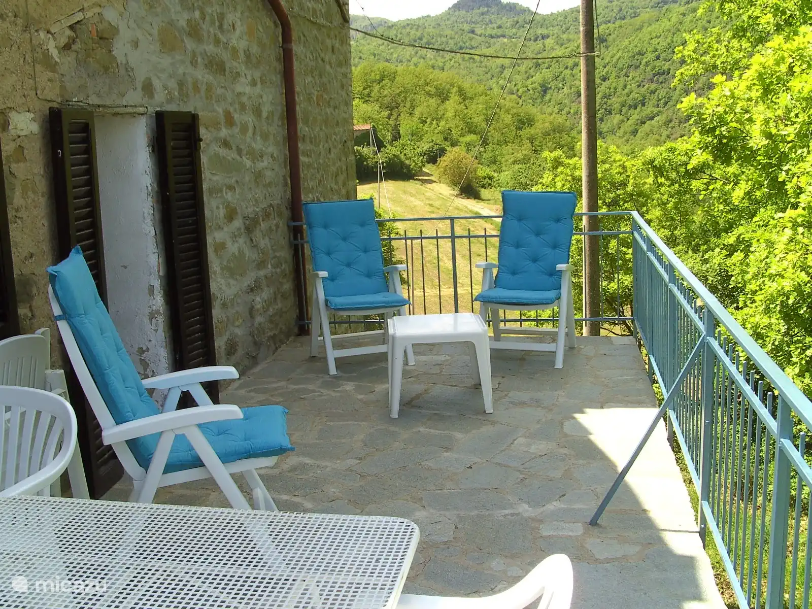 Der Balkon auf der Talseite ist sehr geräumig und bietet tagsüber Schatten