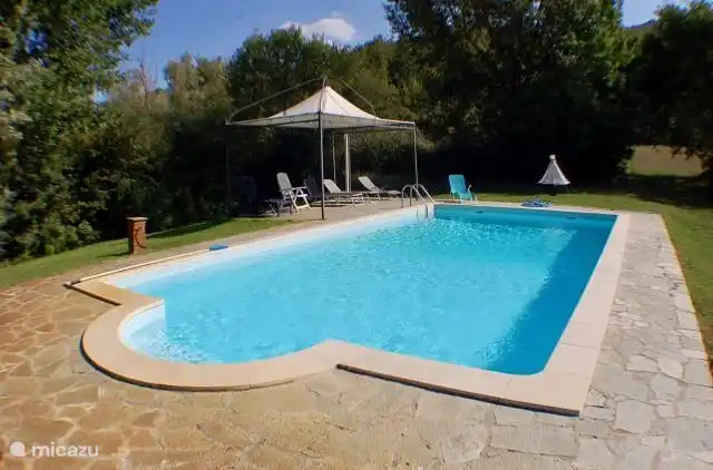 Am Pool befindet sich ein Pavillon als Schutz vor der Sonne