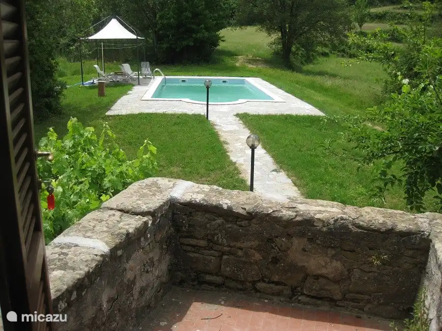 Es gibt auch einen kleinen Balkon am Eingang des Hauses, um die untergehende Sonne zu genießen