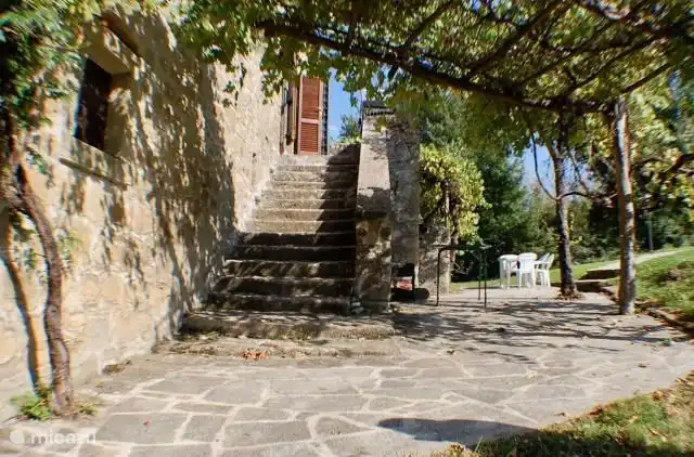 Der Eingang zum Haus befindet sich im 1. Stock. Die Stallungen befinden sich im Erdgeschoss