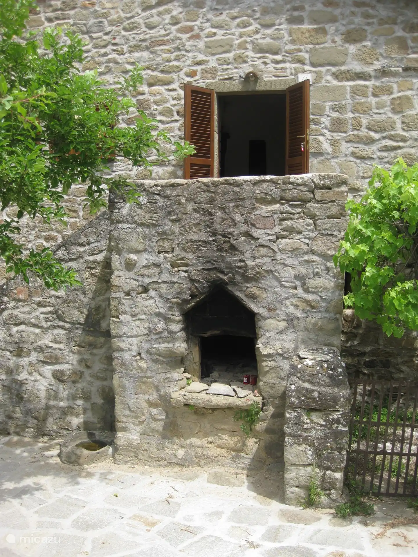 Dies ist der alte Brotofen, der immer noch verwendet werden kann