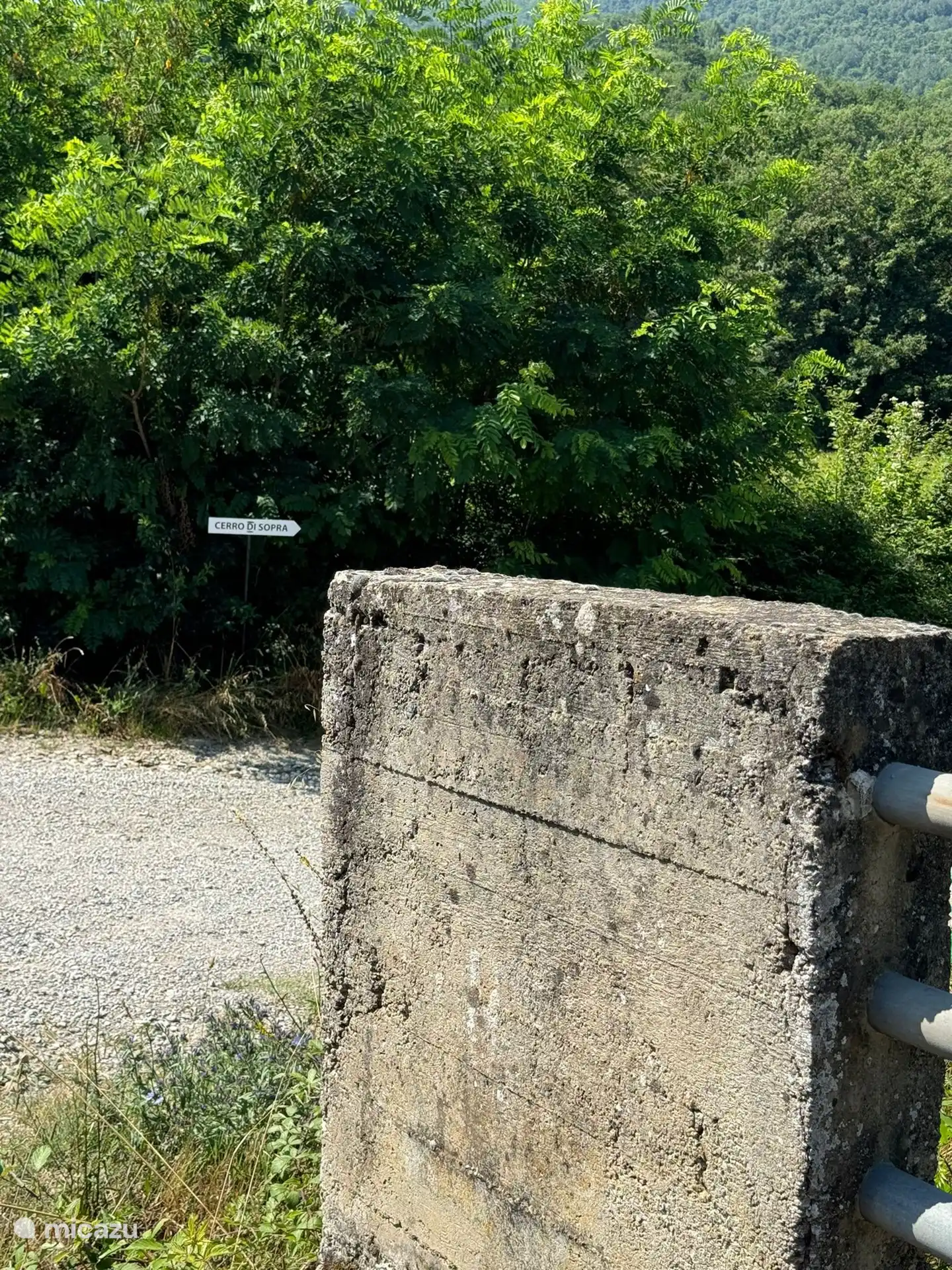 Kurz hinter der Brücke biegst du rechts ab