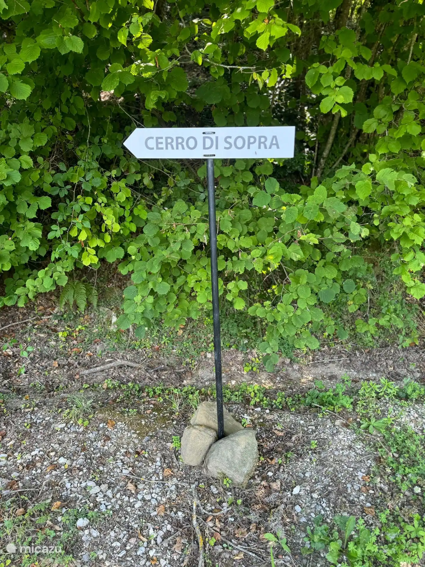 Das letzte Schild befindet sich 200 Meter vom Haus entfernt 