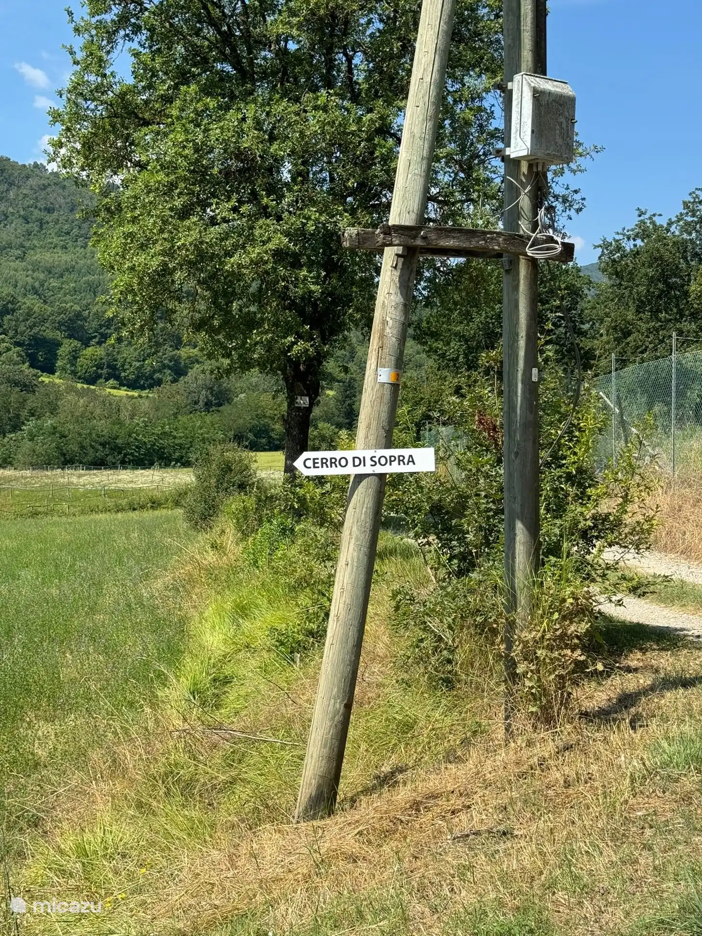 An der Kreuzung im Tal in der Nähe des Denkmals weist das erste Schild darauf hin, wie man fahren soll
