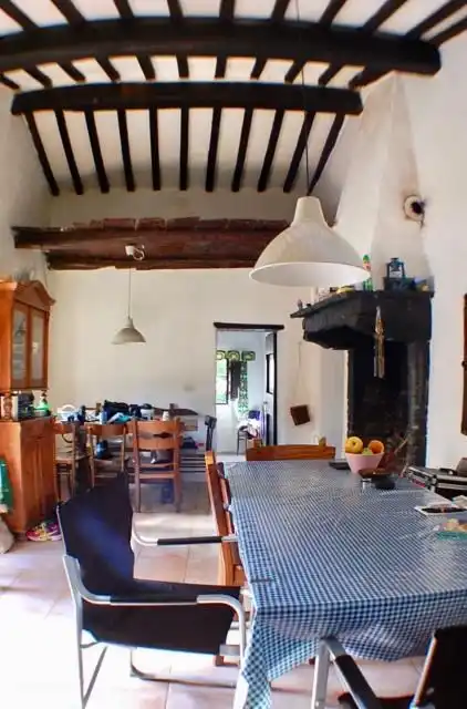 Die Küche verfügt über zwei Esstische