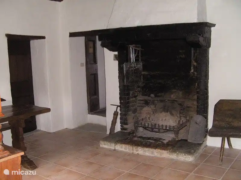 In der Küche befindet sich ein originaler Kamin
