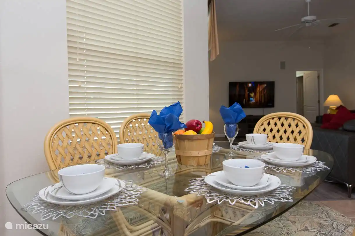 Frühstückstisch mit 6 Sitzplätzen