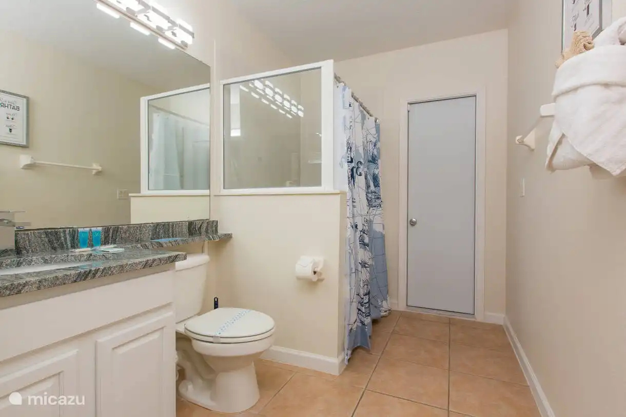 Badezimmer mit Kingsize-Bett auf der Rückseite.