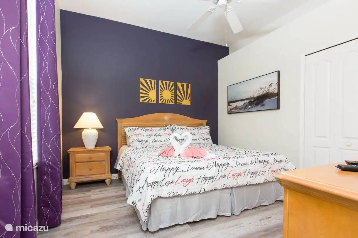 Schlafzimmer mit Kingsize-Bett