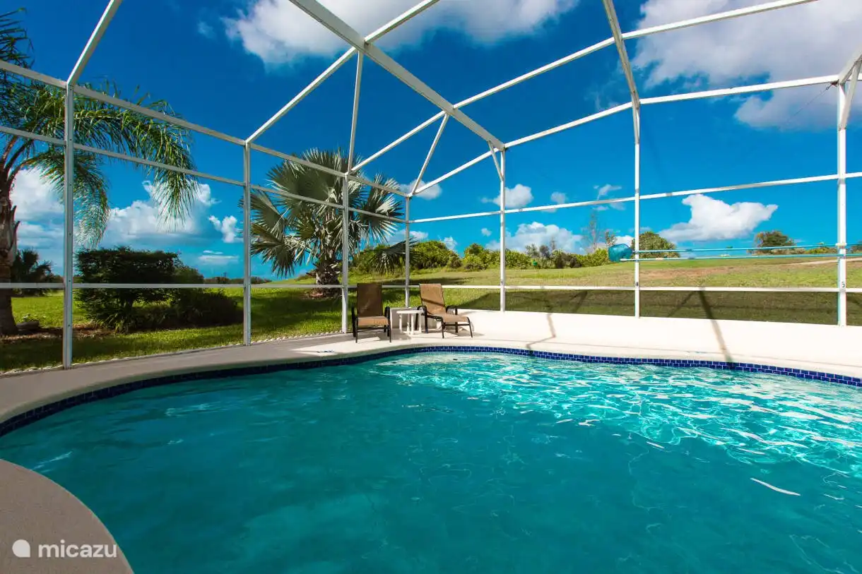 Pooldeck mit Blick auf den Golfplatz