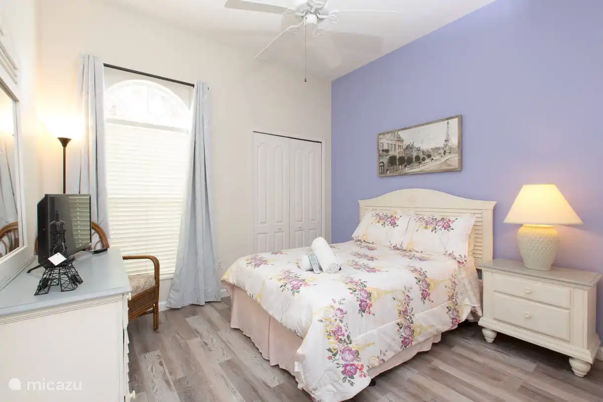 Schlafzimmer mit Queensize-Bett