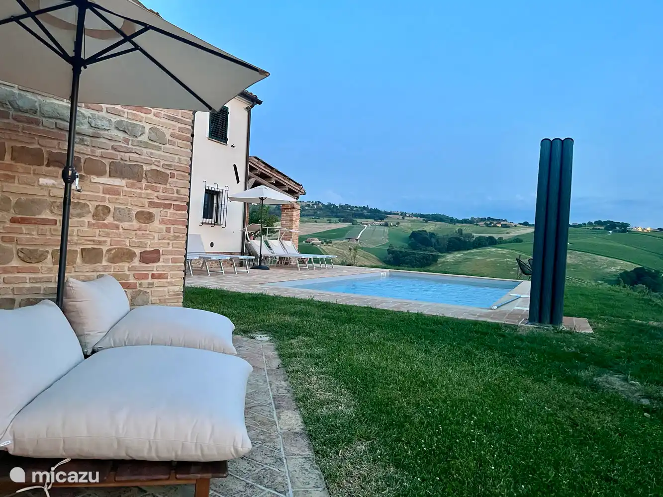 Von den Liegestühlen aus blicken Sie über die Hügel