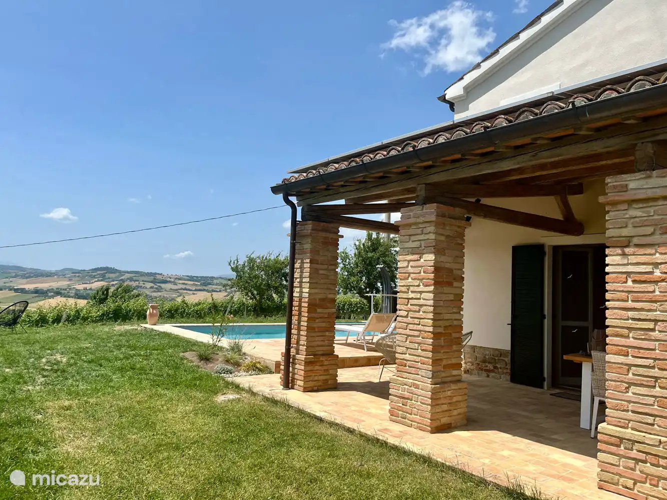 Die Veranda ist ein wunderbarer Ort zum gemeinsamen Essen, Trinken und Genießen. 