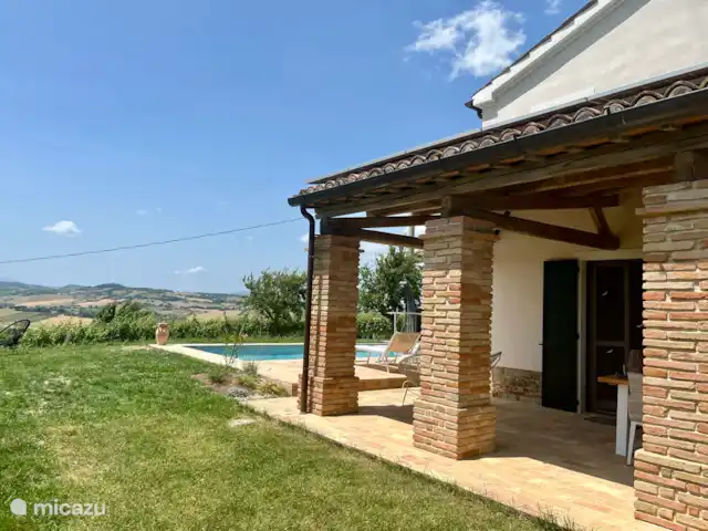Casa Sette Cipressi | Italie, Marche, Serra de’ Conti  - maison de vacances La véranda est un endroit merveilleux pour manger, boire et profiter ensemble.