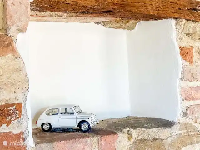 Casa Sette Cipressi | Italie, Marche, Serra de’ Conti  - maison de vacances Une petite Fiat 500 comme symbole de l’Italie. Vous voyez ces voitures partout en Italie et elles sont belles !