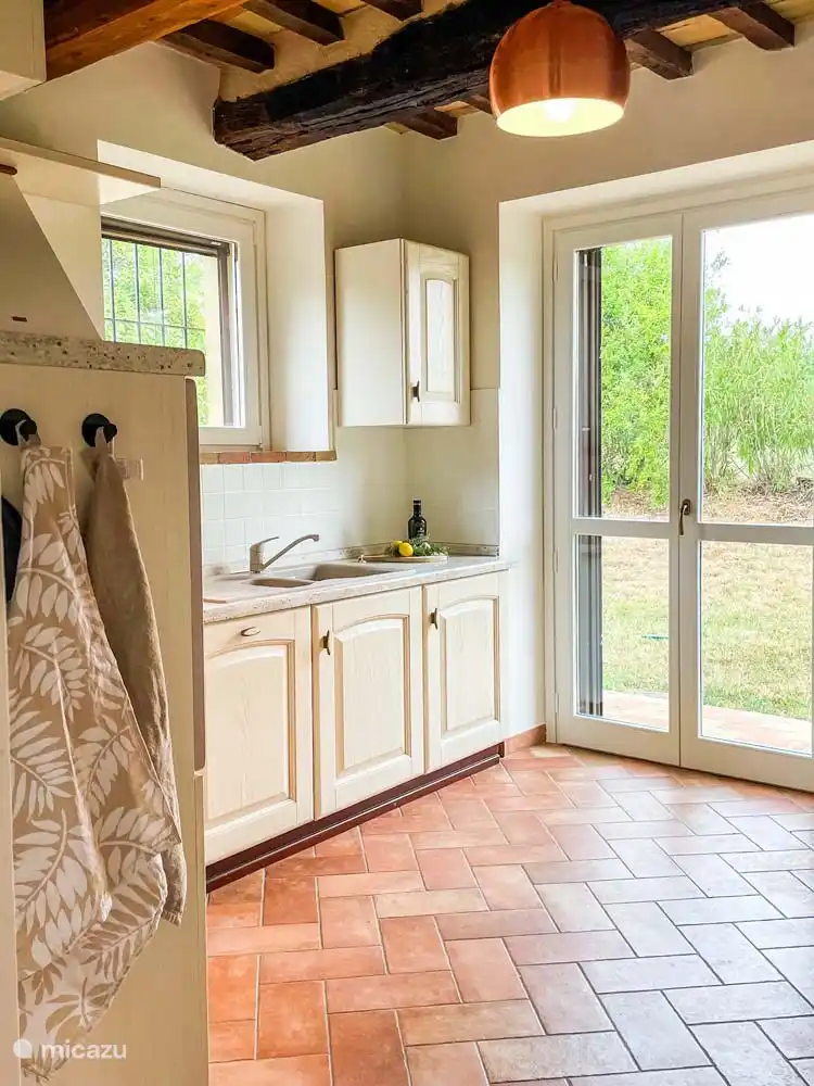 Die Küche in der Casa verfügt über eine Spülmaschine, eine Jura-Kaffeemaschine, einen Wasserkocher, einen Backofen, einen Kühlschrank mit Gefrierfach und Terrassentüren zum Garten an der Seite. 