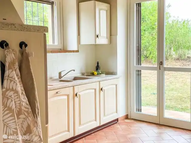 Casa Sette Cipressi | Italie, Marche, Serra de’ Conti  - maison de vacances La cuisine de la casa dispose d’un lave-vaisselle, d’une machine à café Jura, d’une bouilloire, d’un four, d’un réfrigérateur-congélateur et de portes-fenêtres donnant sur le jardin sur le côté.