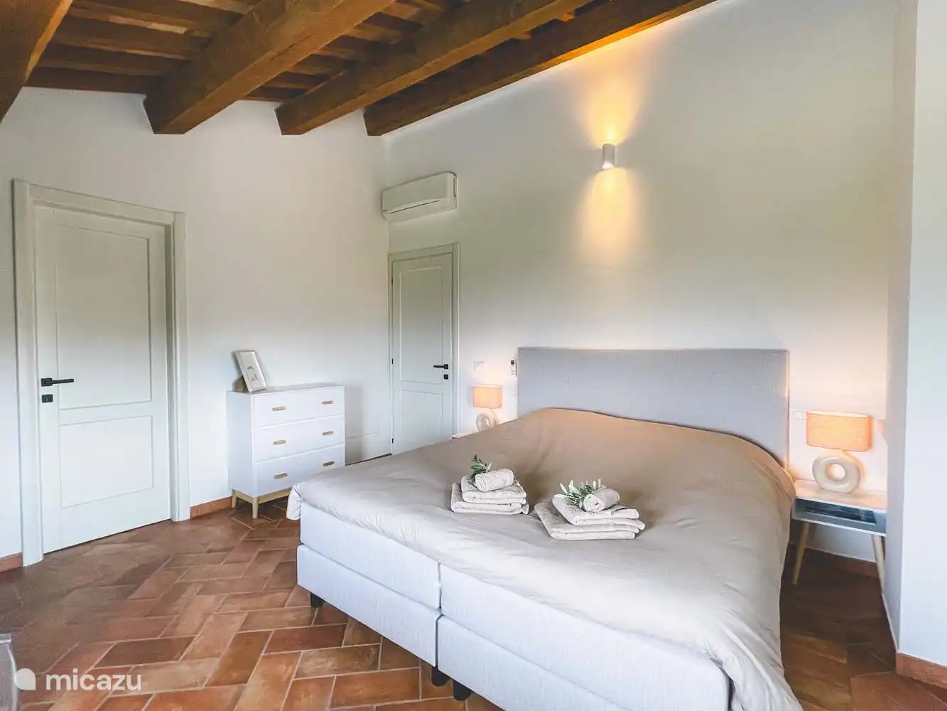 Schlafzimmer (3) in der Casa. Mit Klimaanlage und angrenzendem Badezimmer. 